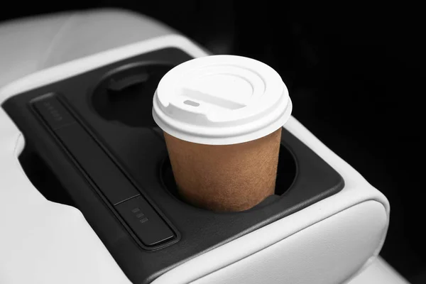 车内支架外卖纸咖啡杯 — 图库照片