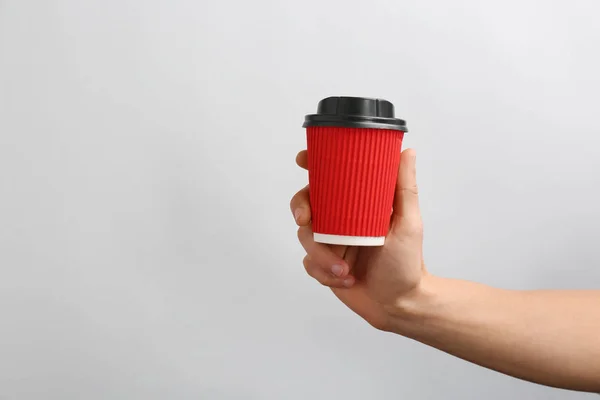 Hombre Sosteniendo Una Taza Café Papel Para Llevar Sobre Fondo — Foto de Stock