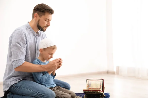 Muslimsk Man Och Hans Son Tillsammans Inomhus Utrymme För Text — Stockfoto