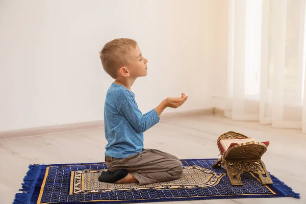 Niño Musulmán Con Corán Rezando Alfombra Interior — Foto de Stock