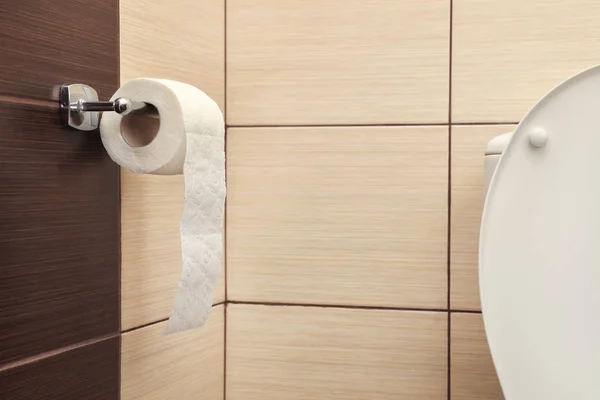 Yumuşak Tuvalet Kağıdı Ile Sahibi Banyoda Rulo Metin Için Yer — Stok fotoğraf
