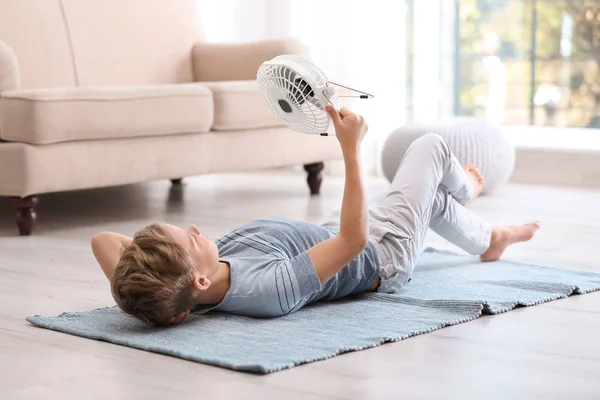 Menino Com Ventilador Relaxante Casa Calor Verão — Fotografia de Stock