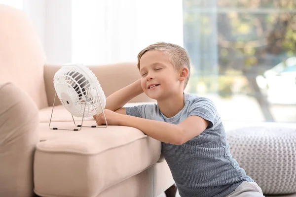 Ragazzino Che Rilassa Davanti Ventilatore Casa Calore Estivo — Foto Stock