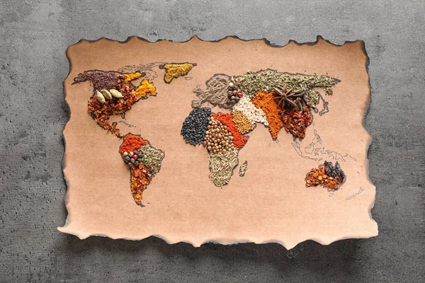Χαρτί Παγκόσμιο Χάρτη Φτιαγμένο Από Διαφορετικά Αρωματικά Μπαχαρικά Γκρίζο Φόντο — Φωτογραφία Αρχείου