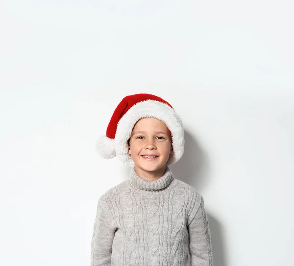 Милий Маленький Хлопчик Теплий Светр Різдвяний Капелюх Білому Тлі — стокове фото