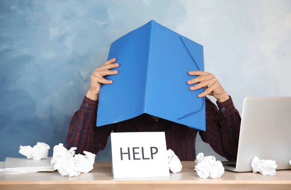 Mann Bedeckt Kopf Mit Ordner Tisch Büro Bitte Hilfe — Stockfoto
