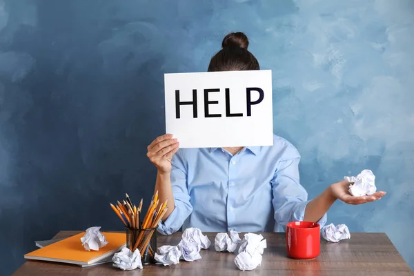 Frau Mit Karte Mit Wort Hilfe Tisch Büro — Stockfoto