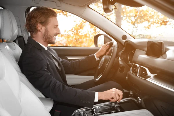 Giovane Bell Uomo Seduto Posto Guida Auto Moderna — Foto Stock