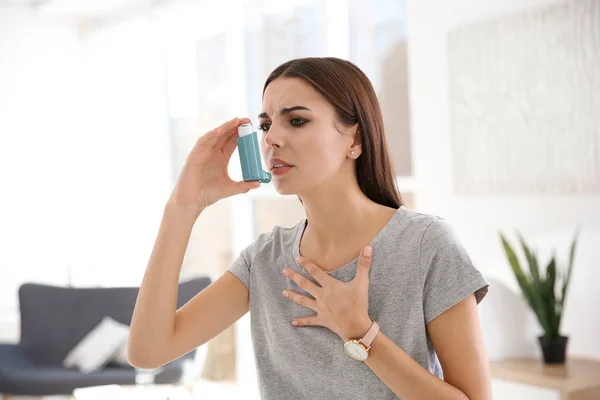 Mujer Joven Con Inhalador Asma Sala Luz —  Fotos de Stock