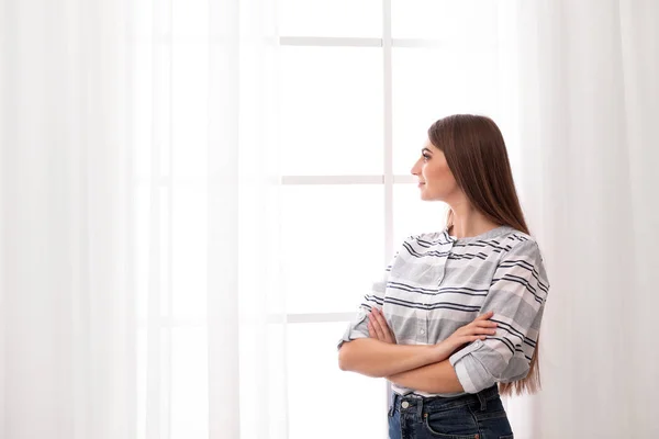 Jovem Mulher Perto Janela Com Cortinas Abertas Casa Espaço Para — Fotografia de Stock