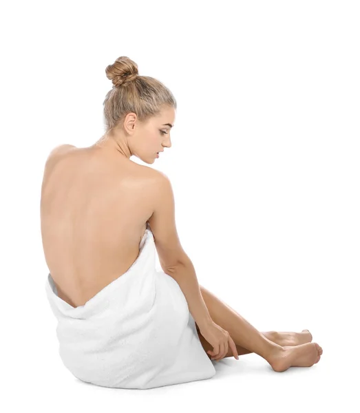 Giovane Donna Con Asciugamano Morbido Seduta Sfondo Bianco — Foto Stock