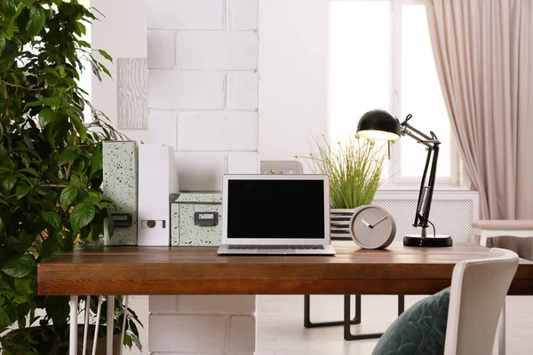 Lieu Travail Élégant Confortable Avec Ordinateur Portable Moderne Dans Bureau — Photo