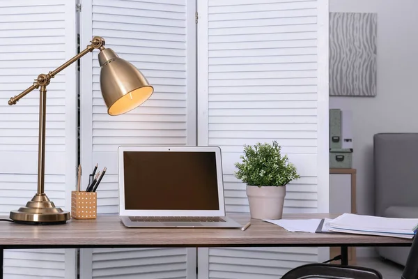 Stijlvolle Comfortabele Werkplek Met Moderne Laptop Kantoor — Stockfoto