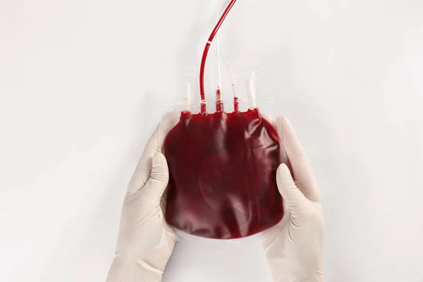 Médico Con Guantes Sosteniendo Paquete Sangre Sobre Fondo Blanco Vista — Foto de Stock