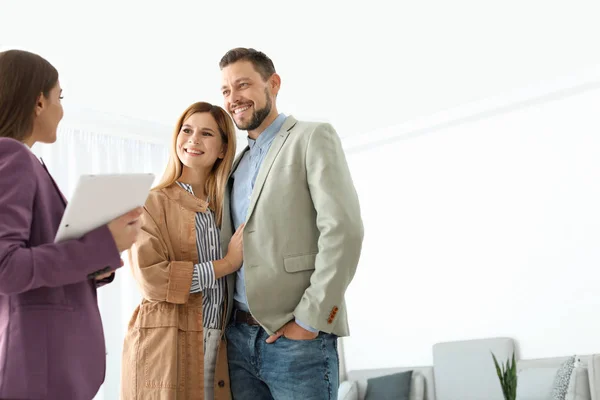 Female Real Estate Agent Working Couple Room — Stock Photo, Image