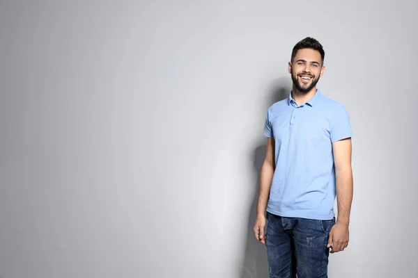 Retrato Joven Guapo Sobre Fondo Claro Espacio Para Texto — Foto de Stock