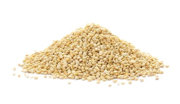 Pilha Quinoa Crua Sobre Fundo Branco — Fotografia de Stock