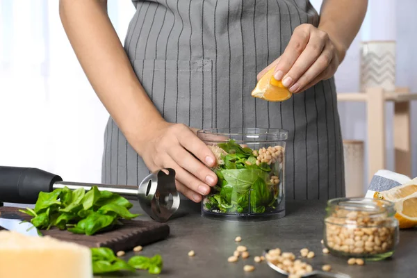 Mutfak Masasında Fesleğen Pesto Sos Yapma Kadın — Stok fotoğraf