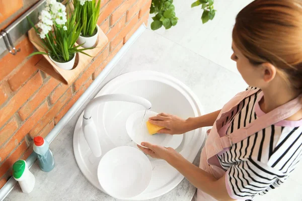 Mujer Lavando Platos Fregadero Cocina Tareas Limpieza —  Fotos de Stock
