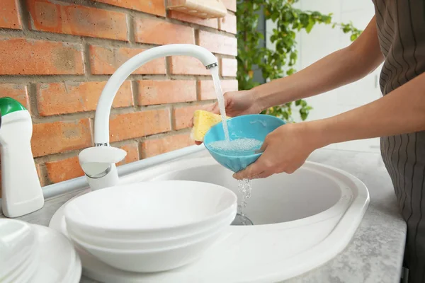 Mujer Lavando Platos Fregadero Cocina Vista Primer Plano Tareas Limpieza — Foto de Stock