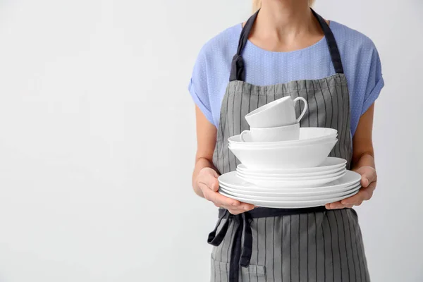 Женщина Чистой Посудой Чашками Белом Фоне Крупным Планом Пространство Текста — стоковое фото