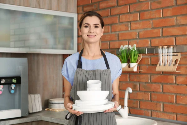 Mujer Con Platos Limpios Tazas Cocina —  Fotos de Stock