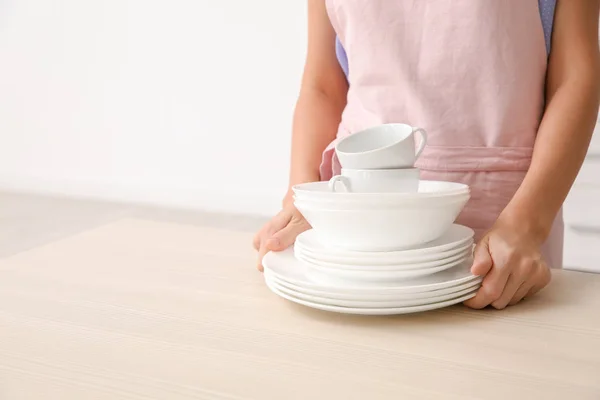 Женщина Чистой Посудой Чашками Кухне Крупным Планом Пространство Текста — стоковое фото