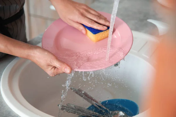 Mujer Lavando Platos Fregadero Cocina Vista Primer Plano Tareas Limpieza — Foto de Stock