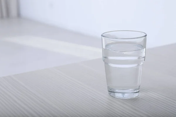 Wasserglas Auf Dem Tisch Vor Verschwommenem Hintergrund Raum Für Text — Stockfoto