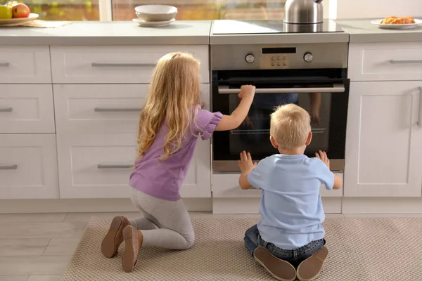 Bambini Piccoli Cuociono Qualcosa Forno Casa — Foto Stock