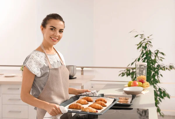 Giovane Donna Possesso Foglio Forno Con Cornetti Fatti Casa Cucina — Foto Stock