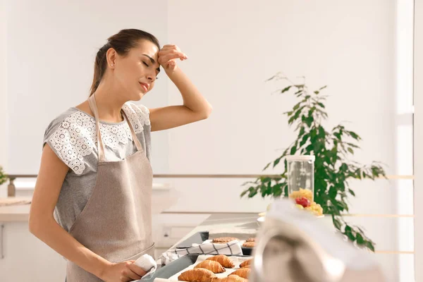 Moe Vrouw Met Zelfgemaakte Oven Gebakken Gebakjes Keuken — Stockfoto