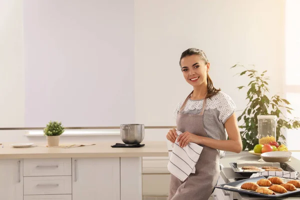 Mujer Joven Con Horno Casero Pastelería Horno Cocina Espacio Para — Foto de Stock