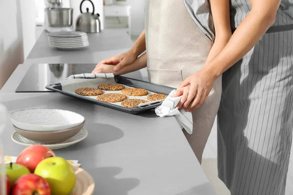 Coppia Giovane Con Forno Foglio Biscotti Fatti Casa Cucina Primo — Foto Stock