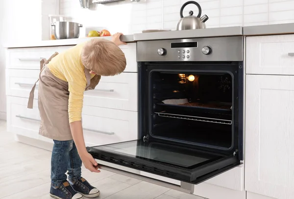 Bambino Cottura Biscotti Forno Casa — Foto Stock