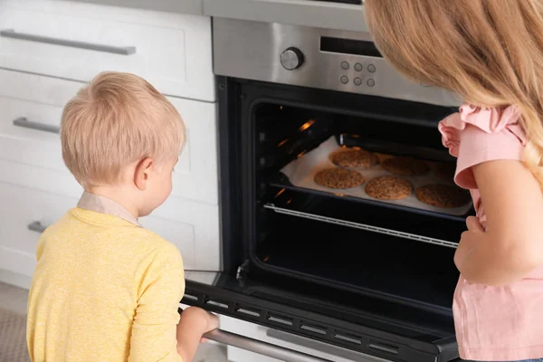 Weinig Kinderen Bakken Koekjes Oven Thuis — Stockfoto