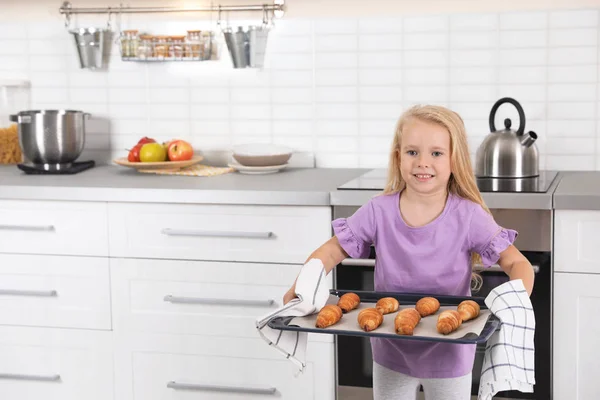 Kleines Mädchen Hält Backblech Mit Selbst Gebackenen Croissants Der Küche — Stockfoto