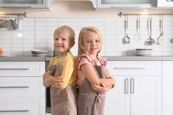 Schattig Weinig Kinderen Dragen Schorten Keuken — Stockfoto