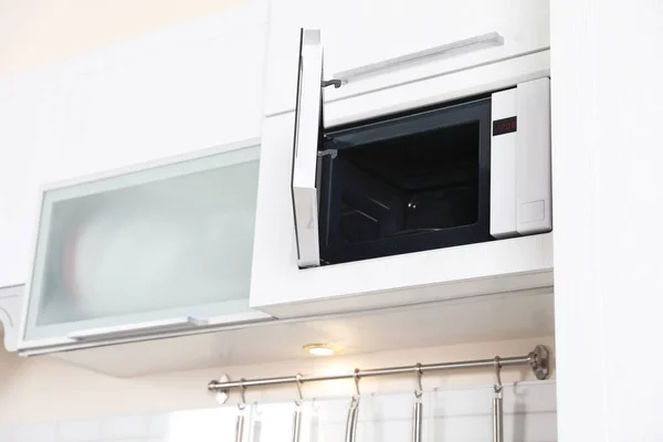 Buka Oven Microwave Modern Yang Dibangun Mebel Dapur — Stok Foto