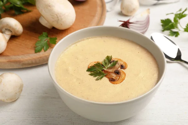 Schüssel Mit Frischer Hausgemachter Pilzsuppe Auf Holztisch — Stockfoto