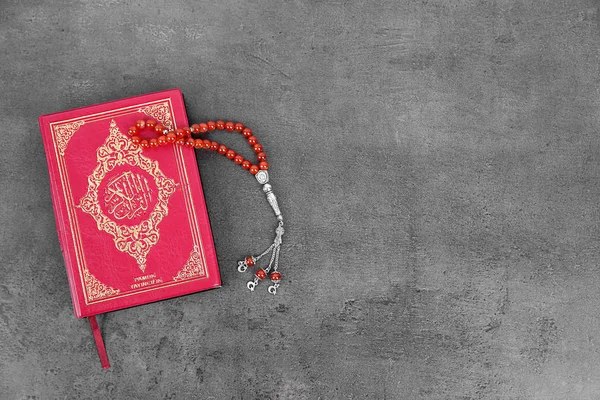 Perline Preghiera Musulmane Corano Spazio Testo Sfondo Grigio Vista Dall — Foto Stock