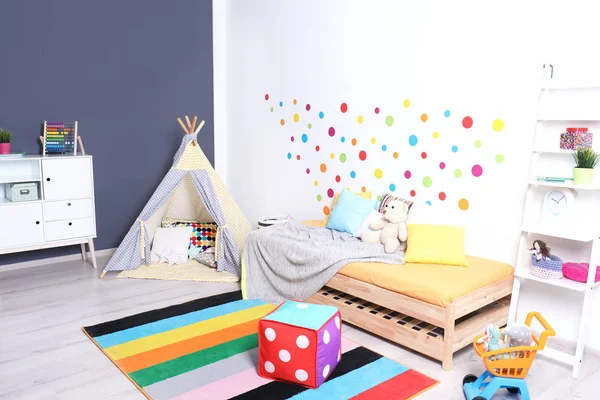 现代化的儿童房内部 配有床和帐篷 — 图库照片