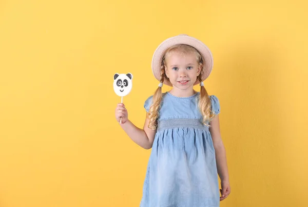Милая Маленькая Девочка Конфетами Цветном Фоне — стоковое фото