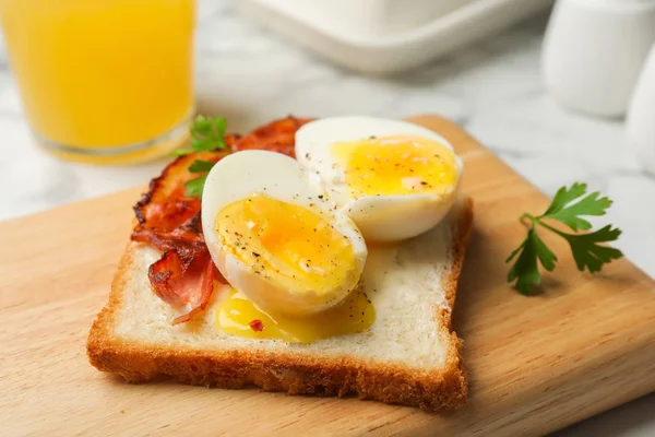 부드러운 계란과 촬영에 베이컨 토스트 — 스톡 사진