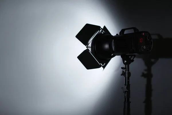 Professional Photo Studio Lighting Equipment Dark Background Space Text — Stock Photo, Image
