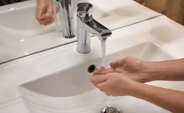 Femme Lavant Les Mains Sous Robinet Intérieur Gros Plan — Photo