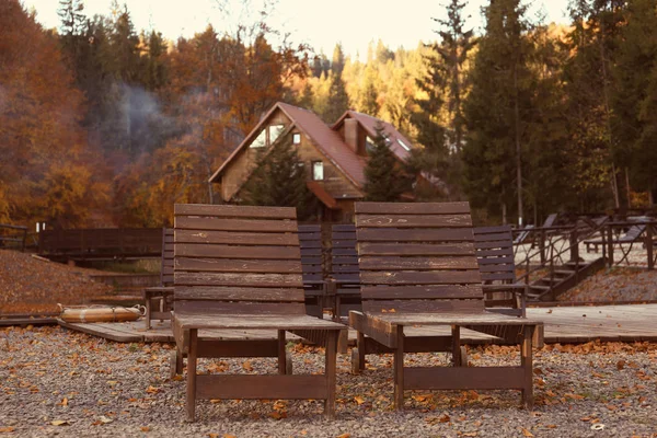 阳光明媚的秋日 度假村在森林附近设有木制日光浴床 — 图库照片