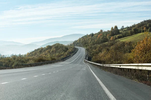 Paisagem Com Estrada Asfalto Que Conduz Montanhas — Fotografia de Stock