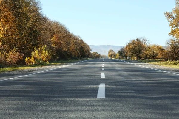 Route Asphaltée Traversant Campagne Par Une Journée Ensoleillée — Photo