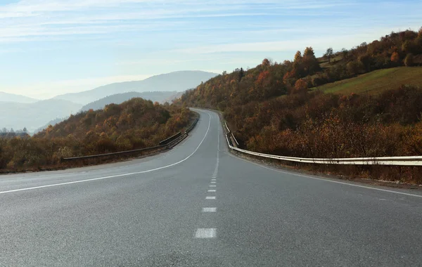 Paysage Avec Route Asphaltée Menant Aux Montagnes — Photo